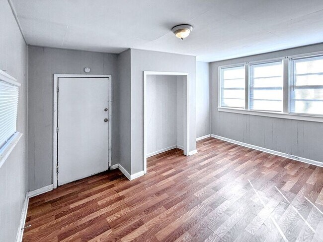 Building Photo - 1601 1st St S