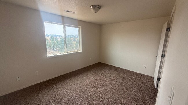 Building Photo - Spacious Strawberry Heights Duplex for Rent