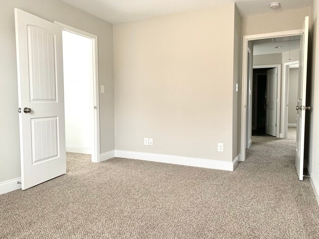 Building Photo - 712 Banister Dr