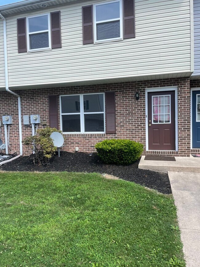 Building Photo - 3 Bed 1.5 Bath Updated Townhouse in Manche...