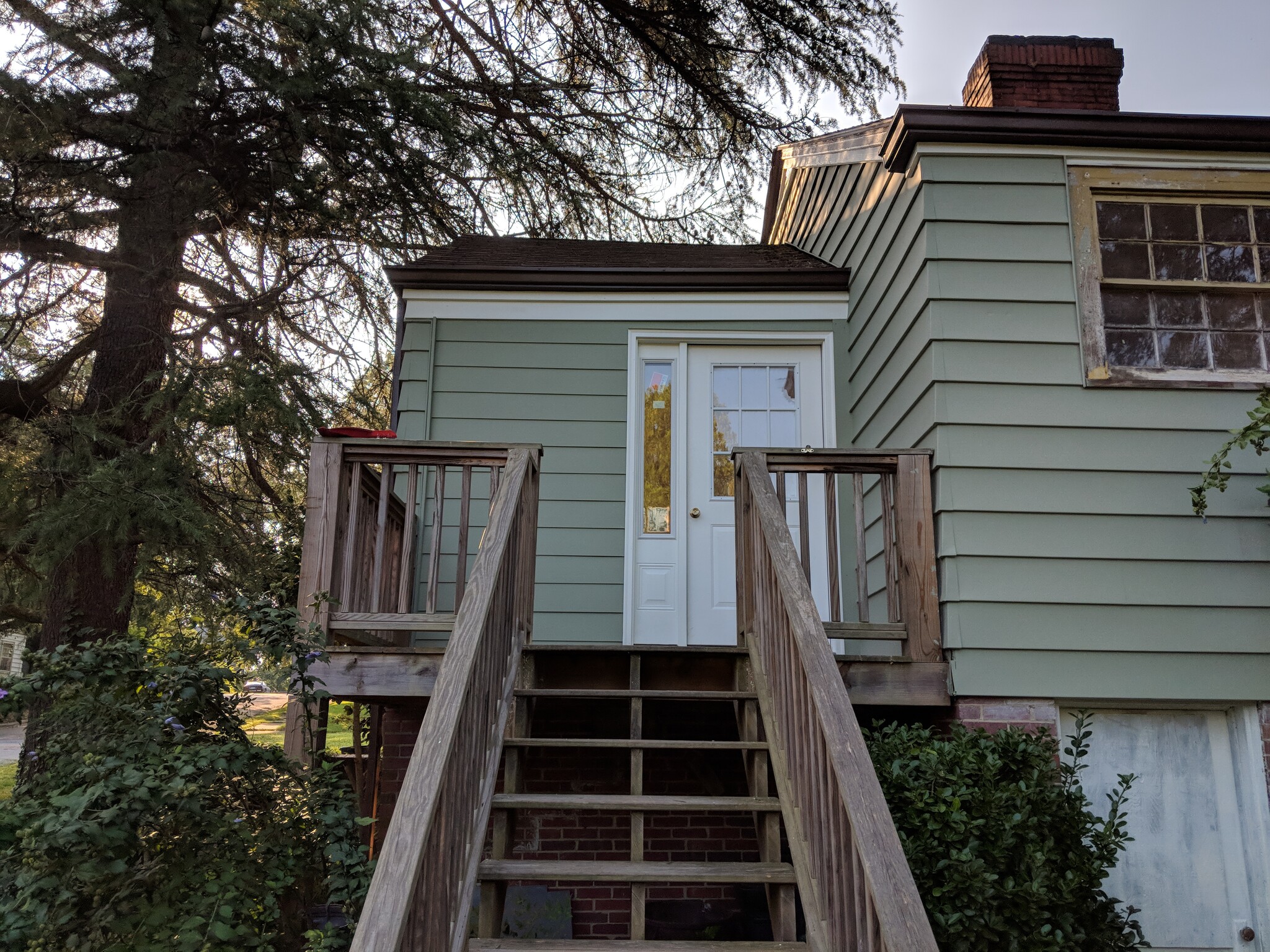 Deck area to watch huge backyard from! - 1111 Watauga St