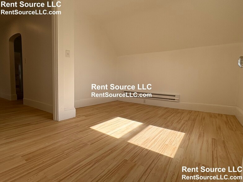 Building Photo - 9-11 Knapp St. Unit 3