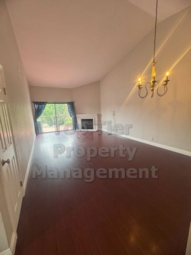 Building Photo - Stunning 3-Bed, 2-Bath Carlsbad End Unit f...