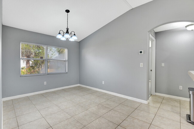 Building Photo - 11 Manderley Ln