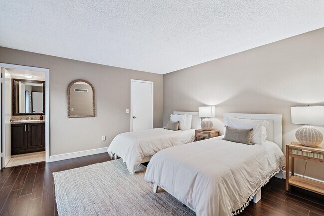 Building Photo - 825 Center St