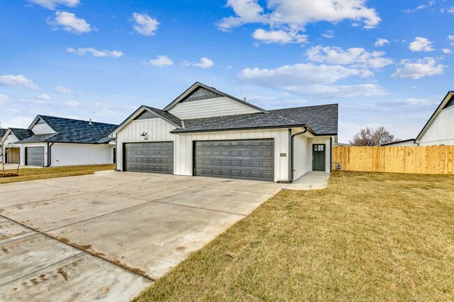 Building Photo - Gorgeous Duplex with 2 Car Garage & Fenced...