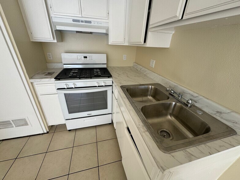 Building Photo - 13750 Vanowen St