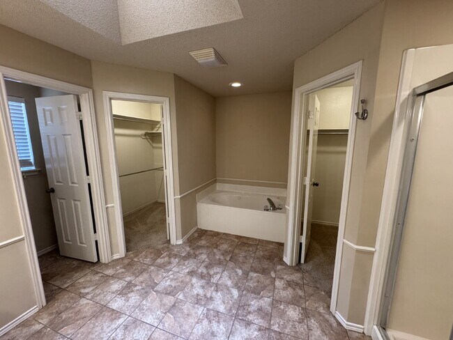 Building Photo - Lovely 3-Bedroom Home with Cozy Fireplace ...