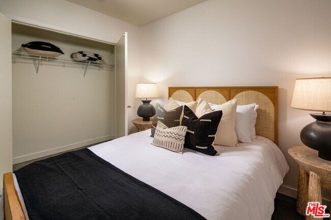 Building Photo - 1120 W 6th St