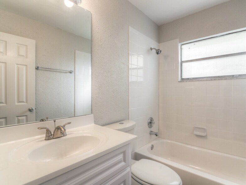 Building Photo - 1247 Holly Springs Cir