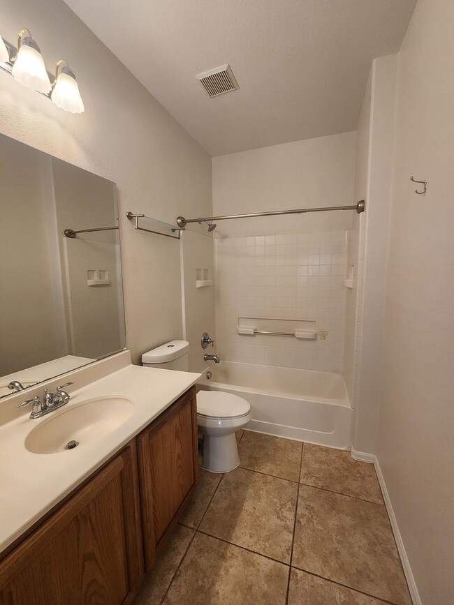 Building Photo - 4 bedroom townhome offers modern comfort i...