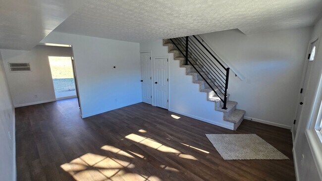 Building Photo - 2 bed/ 1.5 Bathroom Townhouse Church Hill,...