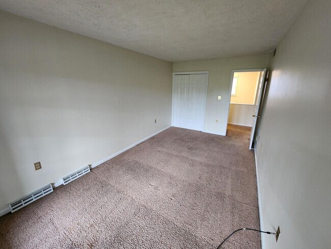 Building Photo - 102 Nottingham Dr