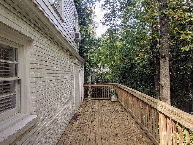 Building Photo - Charming 1 Bedroom Duplex in Buckhead!