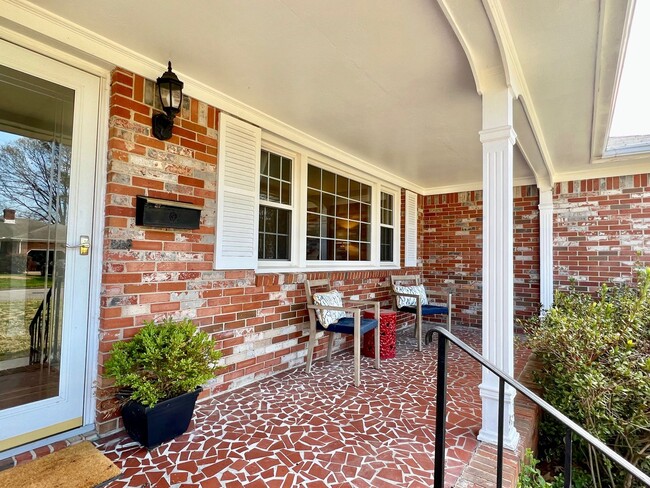 Building Photo - 3BD/ 2BA Brick Ranch in Lakeview Smith Terrace! Gorgeous Private Back Yard! Available NOW!