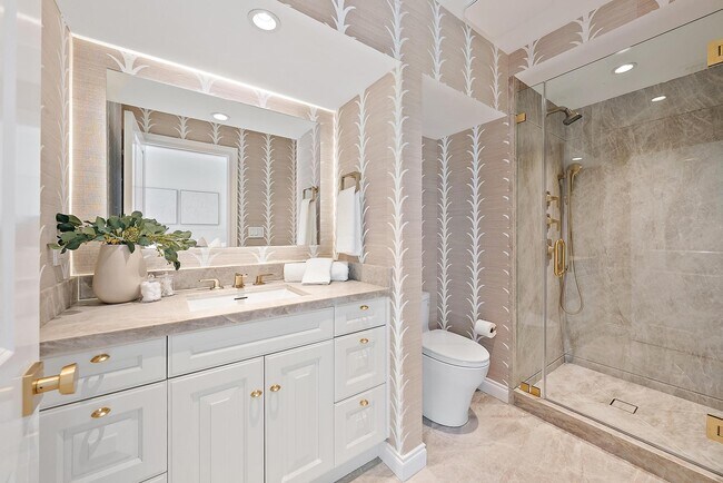 Building Photo - 245 Everglade Ave