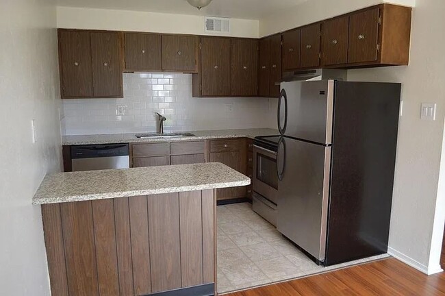 Building Photo - 2 Bed Lakewood Condo for Rent Across the S...