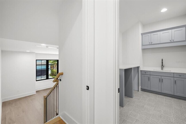 Building Photo - 5024 W Dickens Ave