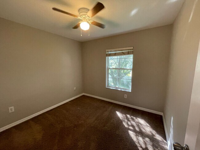 Building Photo - Beautiful End-Unit Townhome in Gated Eilan...