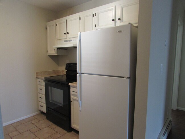 Building Photo - 3231 Lakeside Dr