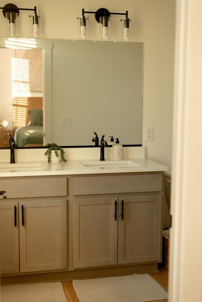 Building Photo - 1204 SW Franklin Dr