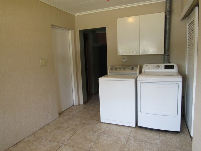 Building Photo - 1012 16th 1/2 St