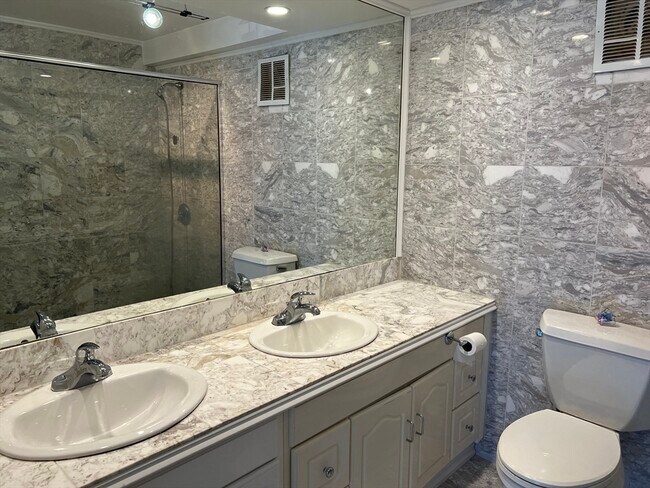 Building Photo - 404 Paradise Rd