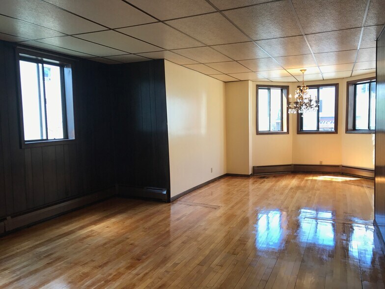 Living room & dining area - 271 Shrewsbury St