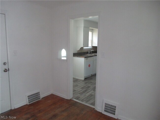 Building Photo - 5095 Edenhurst Rd