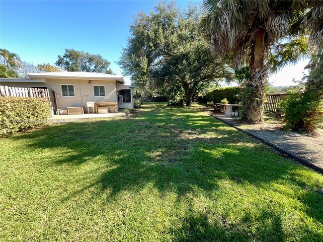 Building Photo - 4520 SW 24th Ave