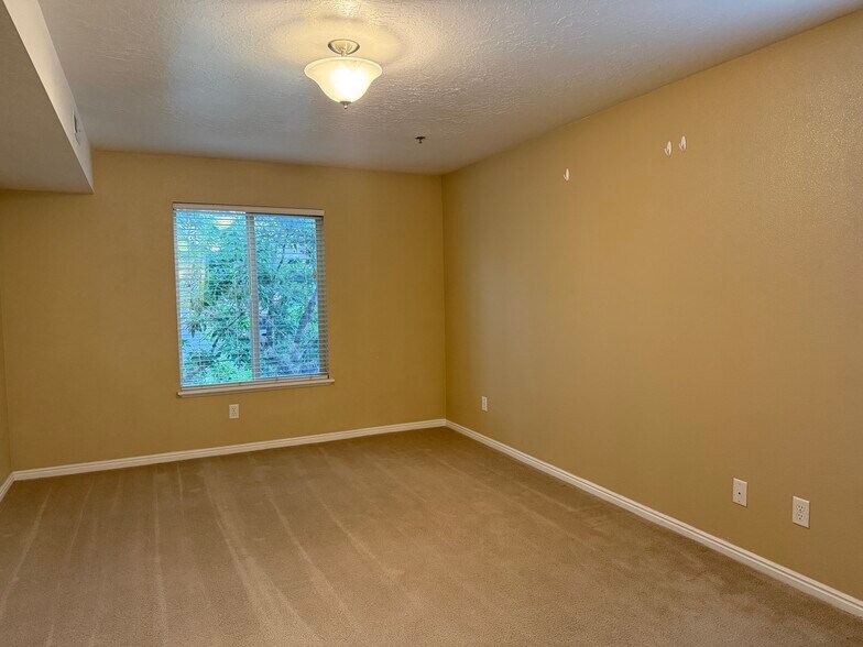 Building Photo - 1044 E 400 S