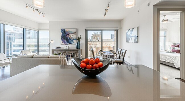 Building Photo - Luxury Living - Get 1 Month Free!