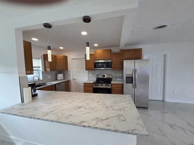 Building Photo - 305 SE Airoso Blvd