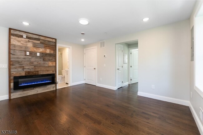 Building Photo - 535 St James Ave