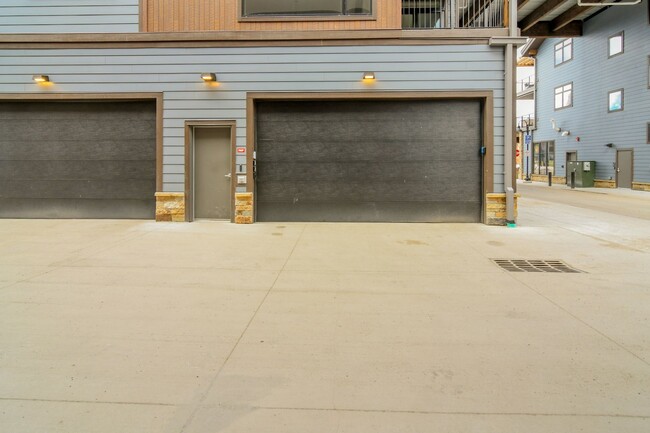 Building Photo - 2 Car Garage! Flexible lease terms! 2bed/2...