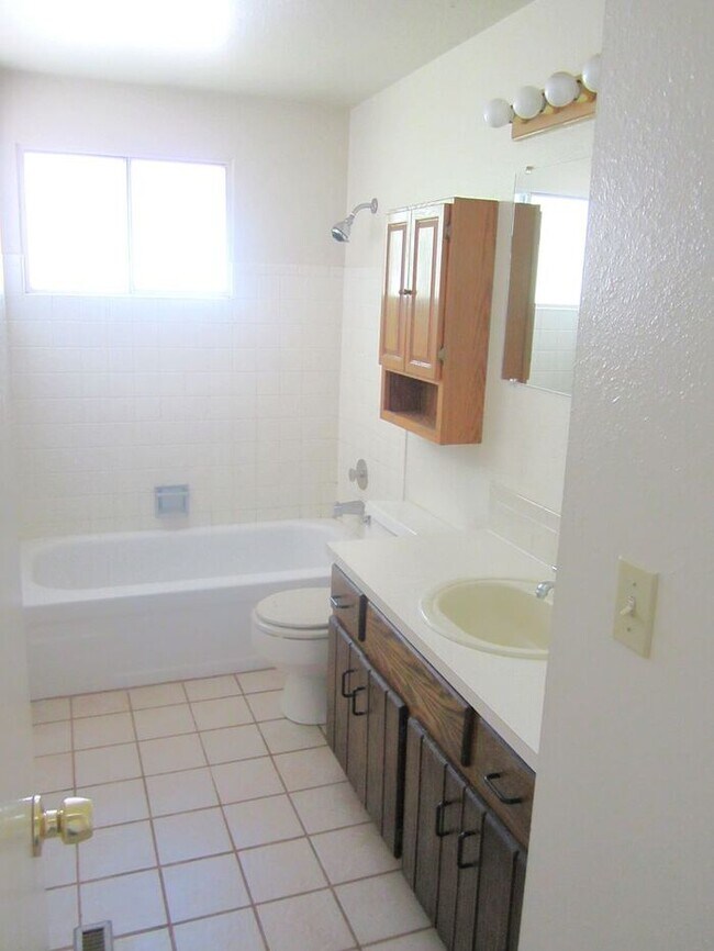Building Photo - 3 Bedroom, 2 Bath Bi-Level Home with 2 car...