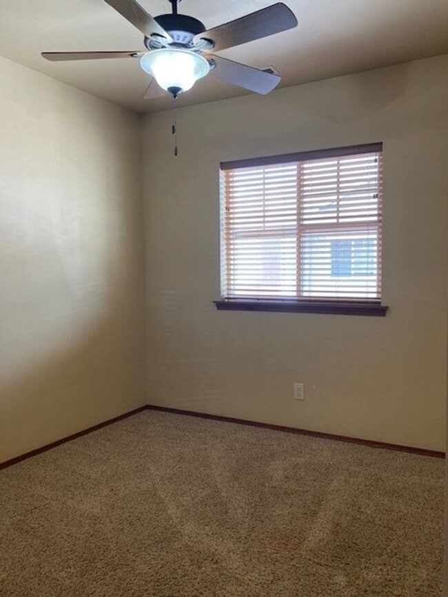 Building Photo - Charming 3 Bedroom 2.5 Bathroom Home