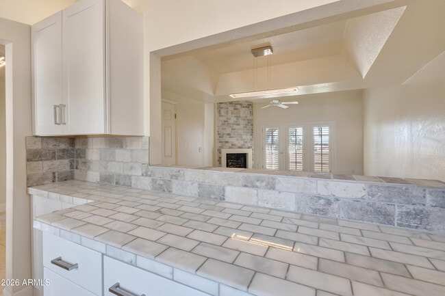 Building Photo - 2931 E Rose Ln