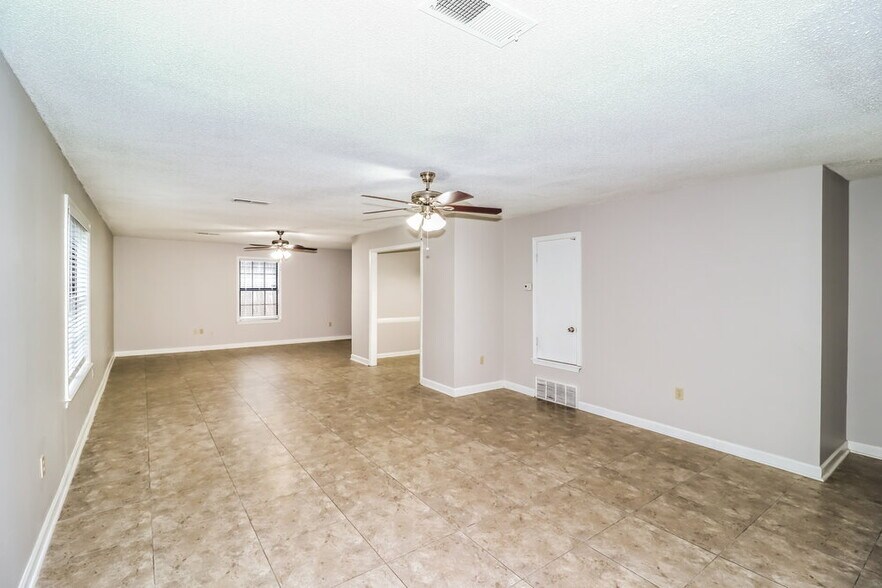 Building Photo - 6610 Shaker Ln