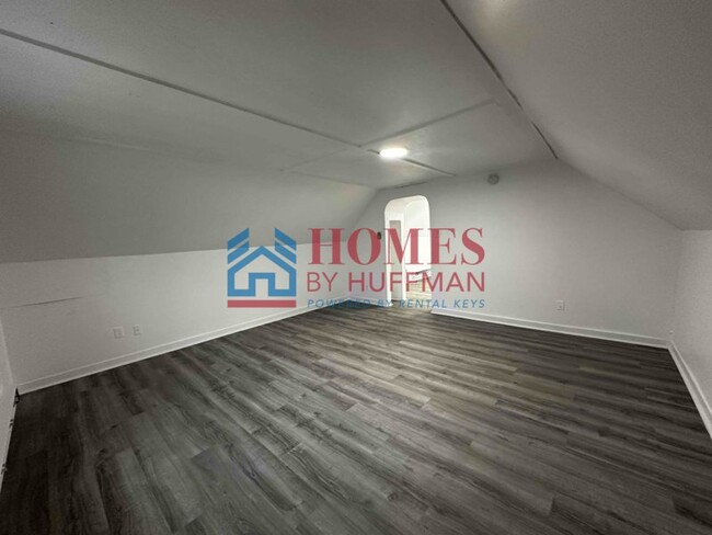 Building Photo - Upstairs One Bedroom Duplex | Move-in Ready