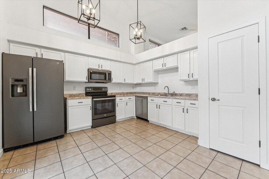 Kitchen - 330 S Farmer Ave