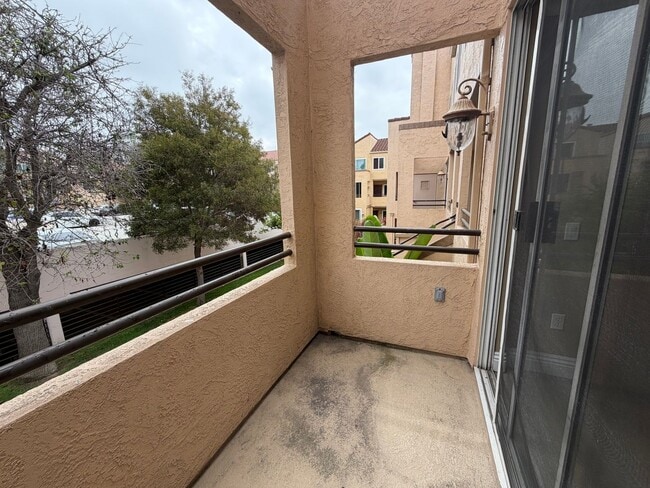 Building Photo - Spacious 2 Bedroom, 2.5 Bath Two-Story Townhome UTC