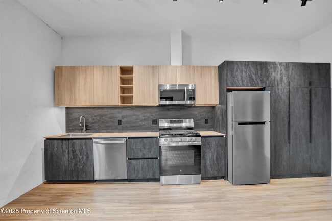 Building Photo - 115 Penn Ave