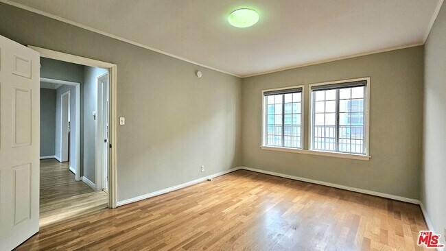 Building Photo - 1022 S Norton Ave