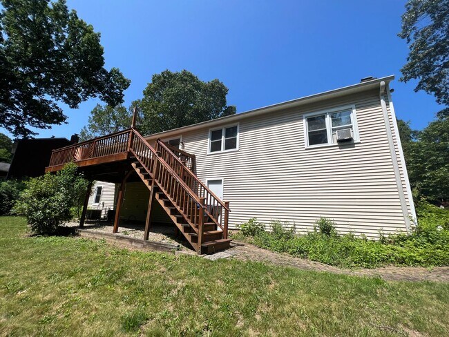 Building Photo - Spacious 3 Bedroom Ranch