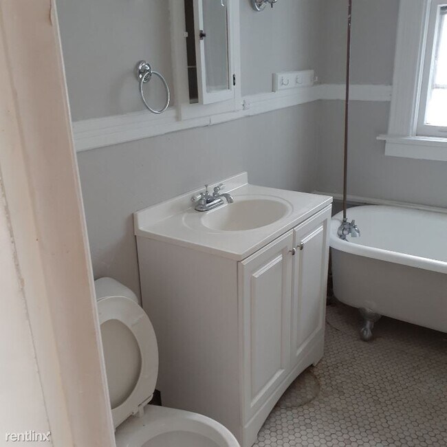 Building Photo - 3 br, 1 bath Apartment - 19-21 Beechwood Ave