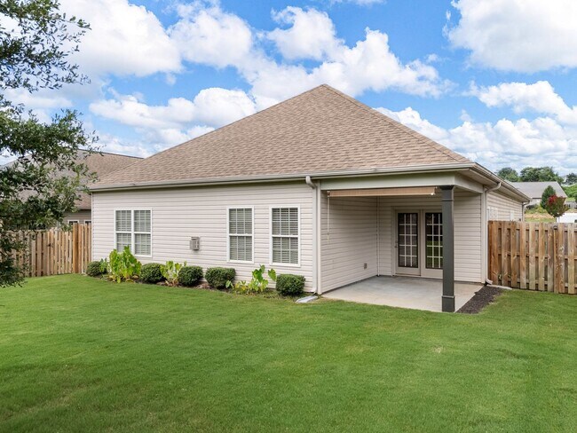 Building Photo - Beautiful 4 BR, 2 BA Home, 2 Car Garage wi...