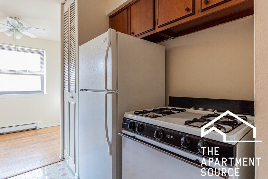 Building Photo - 665 W Wrightwood Ave