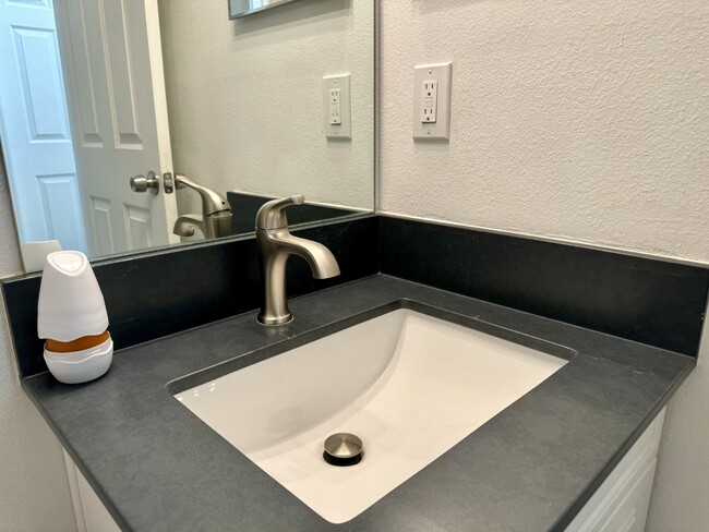 Building Photo - Fully renovated Townhome for Rent in Daven...