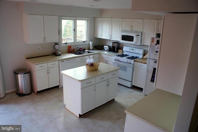 Building Photo - 43607 Blacksmith Square